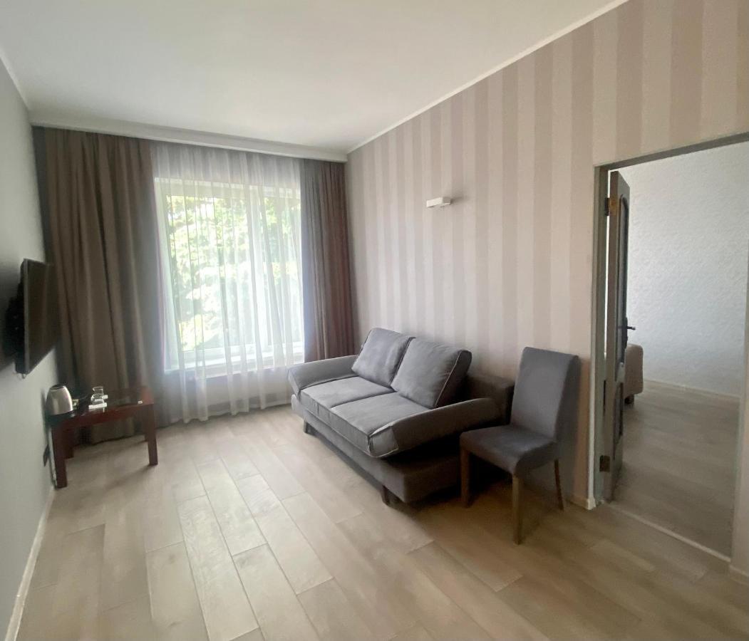 Pallada Hotel Ternopil Exteriör bild