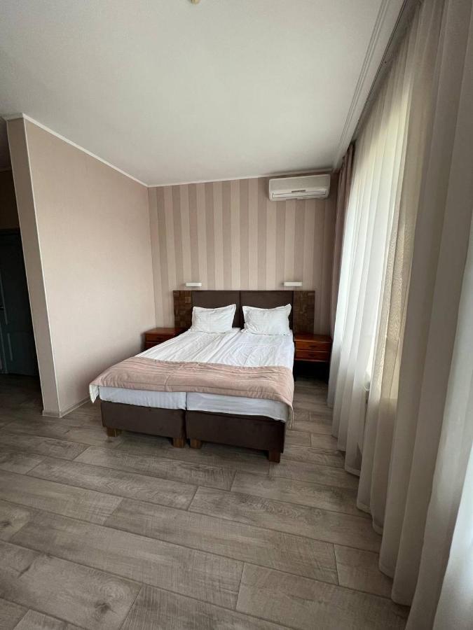 Pallada Hotel Ternopil Exteriör bild