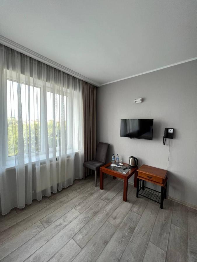 Pallada Hotel Ternopil Exteriör bild