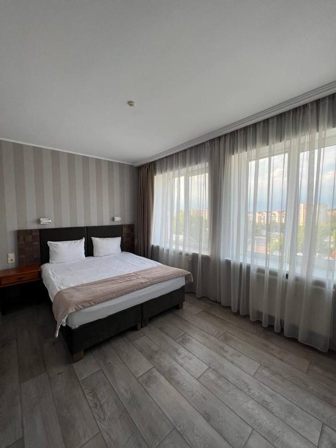 Pallada Hotel Ternopil Exteriör bild