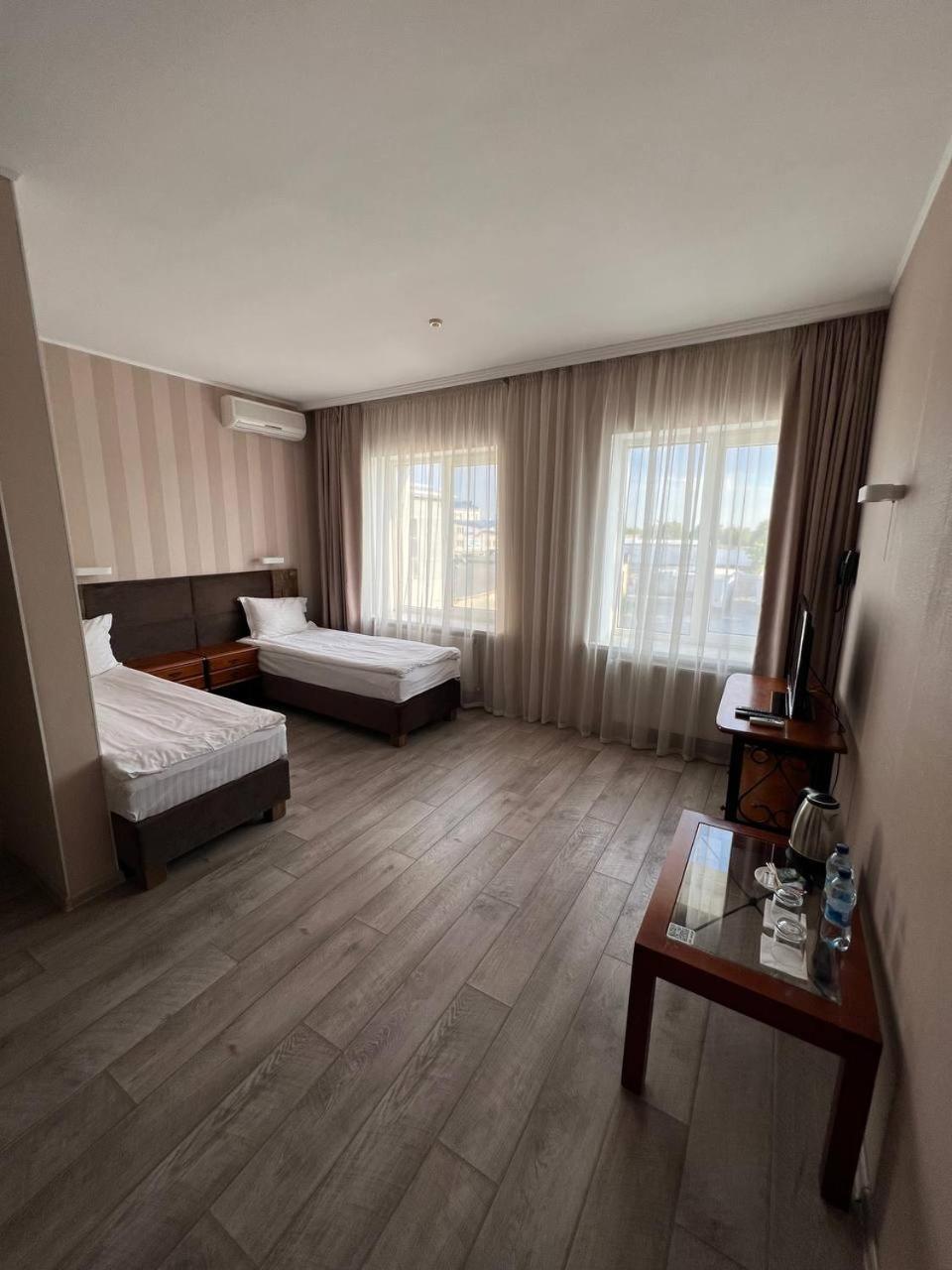 Pallada Hotel Ternopil Exteriör bild