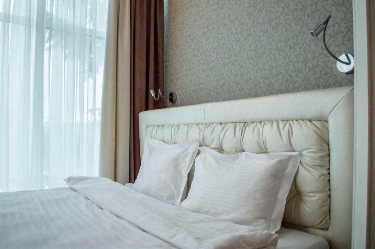 Pallada Hotel Ternopil Exteriör bild