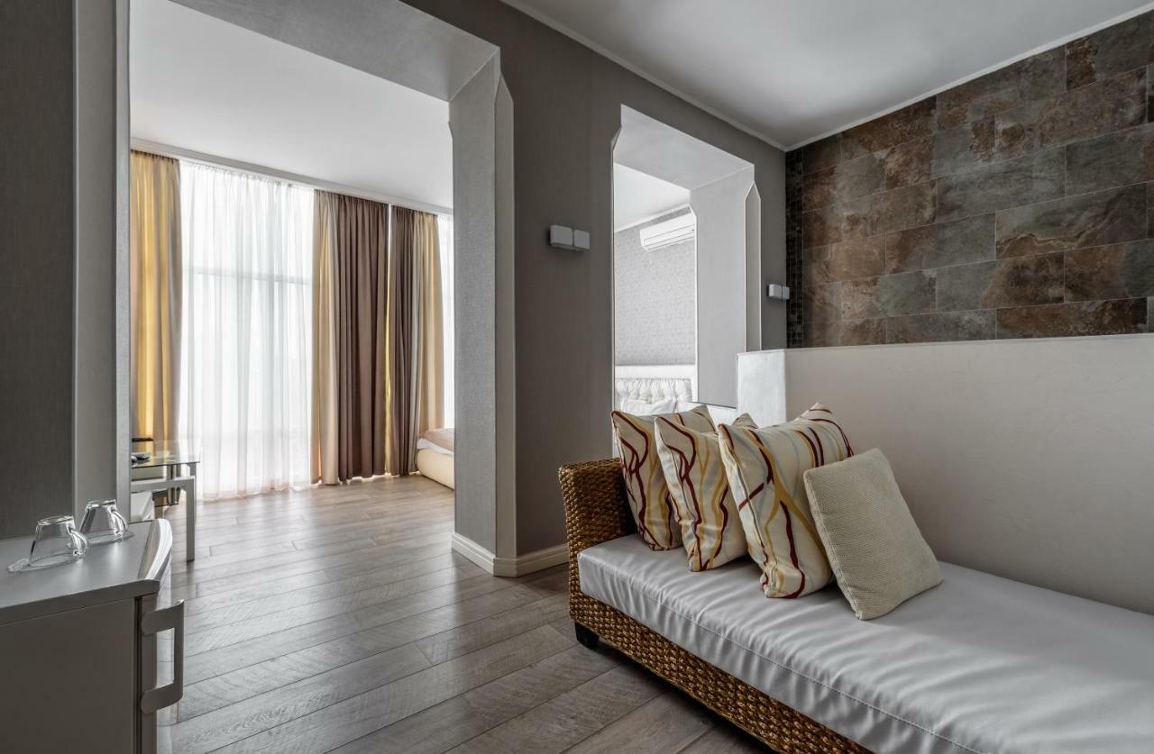 Pallada Hotel Ternopil Exteriör bild